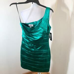Women Dress size 3 Green color (NWT)